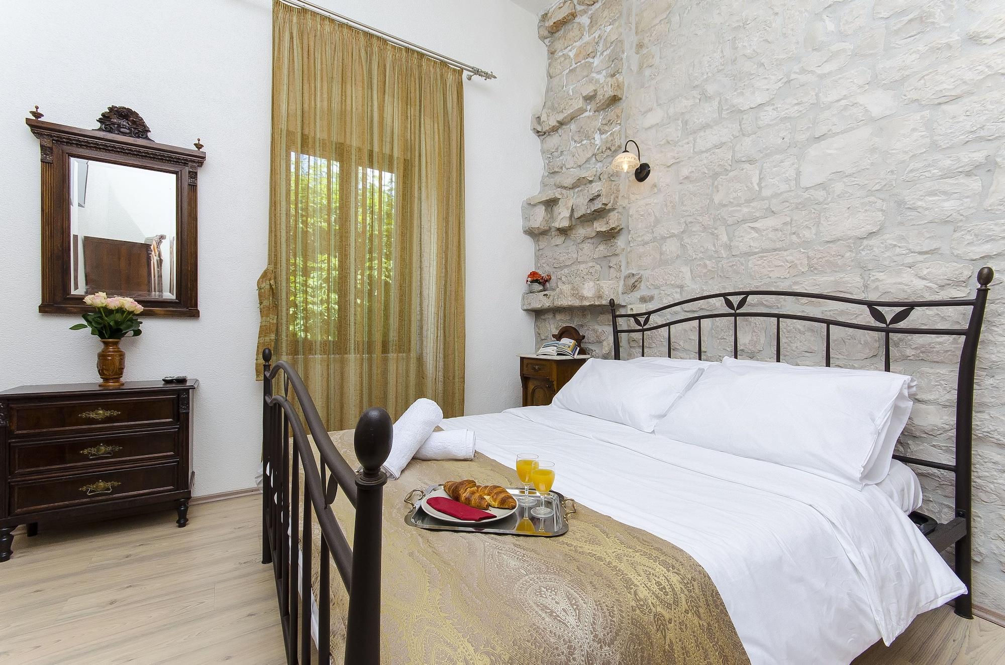 Palace Derossi Trogir Exterior foto