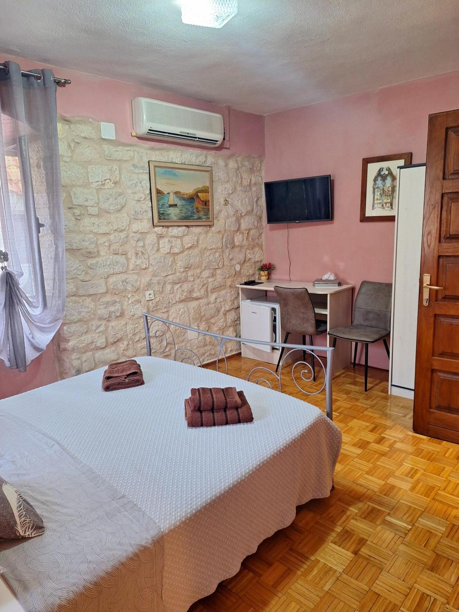 Palace Derossi Trogir Exterior foto