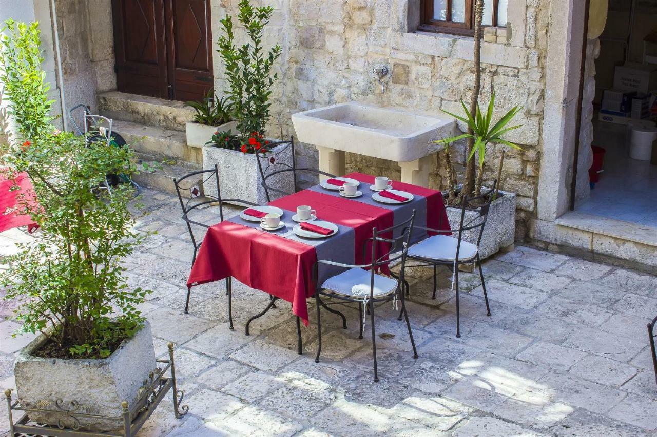Palace Derossi Trogir Exterior foto